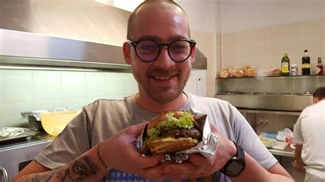 Chef Tudor Aposteanu lansează burger.